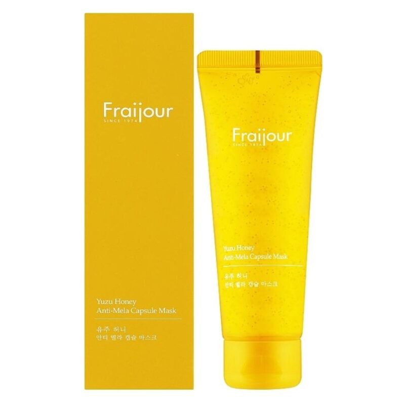 Fraijour Yuzu Honey Anti-Mela kapsulinė veido kaukė 75 ml Fraijour Yuzu Honey Anti-Mela Capsule Mask – tai kapsulinė veido kaukė, skirta odai maitinti, drėkinti ir atstatyti natūralų švytėjimą. Priemonė padeda suvienodinti odos toną, ramina ir stiprina odos barjerą, suteikia odai gaivumo ir sveiko spindesio. Formulė su 3 % traneksamo rūgšties, niacinamidu ir vitaminu B6 padeda reguliuoti odos funkcijas, mažina laikinas paraudimo zonas, šviesina odą ir padeda užkirsti kelią hiperpigmentacijos atsiradimui. Kaukė drėkina, ramina odą ir suteikia komforto pojūtį po kiekvieno naudojimo. Reguliariai naudojant, oda tampa lygesnė, skaistesnė ir vizualiai atsinaujinusi.