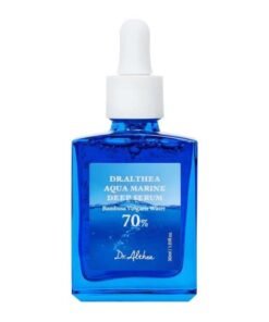 Dr. Althea Aqua Marine Deep Serum veido serumas yra intensyviai drėkinantis ir odą atgaivinantis serumas, sukurtas atkurti drėgmės balansą, pagerinti odos tekstūrą ir suteikti jai sveiką, natūralų švytėjimą. Šis lengvos tekstūros serumas greitai įsigeria ir efektyviai aprūpina odą drėgme, padėdamas sumažinti išsausėjimo pojūtį, nuovargio požymius ir odos diskomfortą. Marine kilmės ingredientai aprūpina odą mineralais ir maitinamosiomis medžiagomis, kurios padeda palaikyti optimalų odos balansą ir gyvybingumą. Hialurono rūgšties kompleksas intensyviai drėkina odą keliuose sluoksniuose ir padeda išlaikyti drėgmę ilgą laiką, todėl oda tampa putlesnė, lygesnė ir elastingesnė. Niacinamidas padeda pagerinti odos toną, suteikia skaistumo ir stiprina apsauginį odos barjerą, taip apsaugodamas odą nuo drėgmės praradimo. Centella Asiatica ekstraktas ramina jautrią ir sudirgusią odą, padeda sumažinti paraudimą ir palaiko natūralius odos atsinaujinimo procesus. Papildomi augaliniai ingredientai suteikia komforto pojūtį, minkština odą ir padeda palaikyti ilgalaikį drėkinimą. Dr. Althea Aqua Marine Deep Serum veido serumas idealiai tinka kasdieniam naudojimui, kai oda yra išsausėjusi, praradusi skaistumą ar jaučiasi pavargusi. Reguliariai naudojant oda tampa sudrėkinta, lygesnė, skaistesnė ir atrodo sveikesnė bei gyvybingesnė.