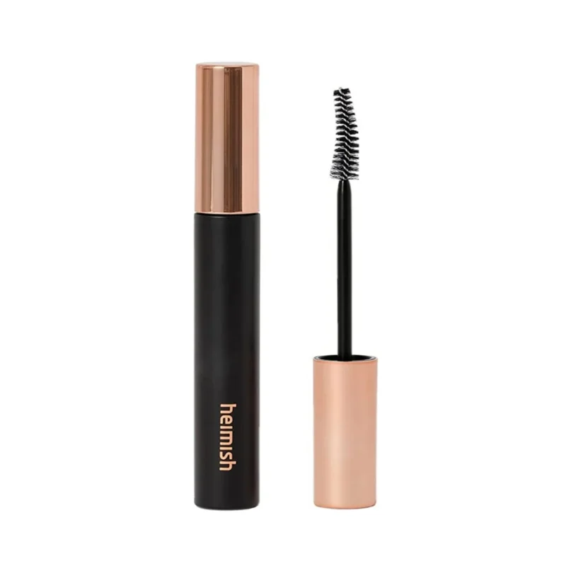 # Heimish Dailism Smudge Stop Mascara Black Curling blakstienų tušas, 9 g **Heimish Dailism Smudge Stop Mascara Black Curling** – ilgai išliekantis blakstienų tušas, sukurtas pakelti, užriesti ir ryškiai atskirti blakstienas be sulipimo, nubyrėjimo ar išsitepimo. Lengva formulė padeda išlaikyti užriestų blakstienų efektą visą dieną, o sodriai juodas pigmentas suteikia natūraliai išraiškingą žvilgsnį. Dėl specialios atsparios polimerų technologijos tušas apgaubia kiekvieną blakstieną plona apsaugine plėvele, kuri apsaugo nuo išsitepimo, drėgmės ir nubyrėjimo. **Heimish Dailism Smudge Stop Mascara Black Curling** leidžia sukurti tvarkingai atskirtų, pakeltų ir natūraliai atrodančių blakstienų efektą nuo ryto iki vakaro. Lankstus šepetėlis lengvai pasiekia net trumpiausias blakstienas, jas atskiria ir padeda išgauti ryškesnį užrietimą. Formulė lengvai nusiplauna šiltu vandeniu, todėl nereikia intensyviai trinti akių srities. ## Kodėl verta rinktis šį blakstienų tušą? * Pakelia ir užriečia blakstienas. * Paryškina ir vizualiai pailgina blakstienas. * Atskiria blakstienas be sulipimo. * Atsparus išsitepimui, nubyrėjimui ir drėgmei. * Lengvos tekstūros formulė neapsunkina blakstienų. * Išlieka visą dieną. * Lengvai nusiplauna šiltu vandeniu. * Tinka kasdieniam makiažui. ## Kam tinka? Šis blakstienų tušas rekomenduojamas, jei: * blakstienos tiesios arba sunkiai išlaiko užrietimą; * blakstienos trumpos ir joms reikia daugiau išraiškingumo; * ieškote ilgai išliekančio, neišsitepančio tušo; * turite jautrias akis; * norite natūraliai paryškintų ir tvarkingai atskirtų blakstienų. ## Rezultatas reguliariai naudojant **Heimish Dailism Smudge Stop Mascara Black Curling** akimirksniu suteikia blakstienoms daugiau apimties, ryškumo ir užrietimo. Blakstienos atrodo ilgesnės, tvarkingai atskirtos ir išlieka pakeltos visą dieną be išsitepimo ar nubyrėjimo. ## Pagrindinės veikliosios savybės **Atspari polimerų plėvelė (Smudge-Proof Polymer Film)** apgaubia kiekvieną blakstieną apsauginiu sluoksniu, kuris padeda išvengti išsitepimo, nubyrėjimo ir tušo persispaudimo ant vokų. **Blakstienų užrietimą fiksuojanti formulė** padeda išlaikyti pakeltų ir užriestų blakstienų efektą visą dieną jų neapsunkindama. **Sodrus juodas pigmentas** suteikia blakstienoms natūralų, tačiau lengvai sluoksniuojamą ryškumą ir išraiškingumą. **Lankstus šepetėlis** tolygiai padengia kiekvieną blakstieną, padeda jas atskirti ir išgauti dailų užrietimo efektą be gumulėlių. | **ODOS TIPAS** | TINKA VISIEMS ODOS TIPAMS IR JAUTRIOMS AKIMS | | ---------------- | -------------------------------------------- | | **Kada naudoti** | Kasdien arba pagal poreikį. | ## Produkto informacija * **Prekės ženklas:** Heimish * **Produkto tipas:** Blakstienų tušas * **Spalva:** Black (juoda) * **Talpa:** 9 g * **Kilmės šalis:** Pietų Korėja * **Galiojimo laikas:** Nurodytas ant pakuotės. ## Dažniausiai užduodami klausimai **Ar šis tušas atsparus išsitepimui?** Taip, speciali polimerų formulė padeda apsaugoti nuo išsitepimo, nubyrėjimo ir persispaudimo visą dieną. **Ar tušą lengva nuvalyti?** Taip, formulė lengvai nusiplauna šiltu vandeniu, todėl nereikia stipriai trinti akių srities. **Ar tinka jautrioms akims?** Taip, švelni formulė ir lengvas nuvalymas šiltu vandeniu tinka jautrioms akims bei kontaktinius lęšius nešiojantiems žmonėms. **Focus Keyphrase:** Heimish Dailism Smudge Stop Mascara Black Curling **SEO Title:** Heimish Dailism Smudge Stop Mascara Black Curling | Blakstienų tušas 9 g **Meta Description:** Heimish Dailism Smudge Stop Mascara Black Curling – ilgai išliekantis blakstienų tušas. Pakelia, užriečia, atskiria blakstienas ir lengvai nusiplauna šiltu vandeniu. **ALT tekstas:** Heimish Dailism Smudge Stop Mascara Black Curling blakstienų tušas 9 g. **Žymės:** Heimish, Heimish Dailism Smudge Stop Mascara Black Curling, blakstienų tušas, juodas blakstienų tušas, curl mascara, ilgai išliekantis tušas, atsparus išsitepimui tušas, blakstienų užrietimas, blakstienų ilginimas, K-Beauty, korėjietiška kosmetika, akių makiažas. ## Naudojimas Pradėkite dažyti blakstienas nuo jų šaknų ir švelniai judinkite šepetėlį zigzago judesiais link galiukų. Jei norite ryškesnio rezultato, užtepkite papildomą sluoksnį. Tušą lengvai nuplausite šiltu vandeniu be stipraus akių srities trynimo.