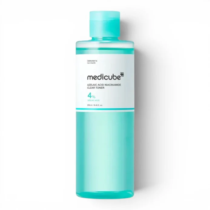 # Medicube Azelaic Acid Niacinamide Clear Toner skaistinantis veido tonikas su azelaino rūgštimi ir niacinamidu, 250 ml **Medicube Azelaic Acid Niacinamide Clear Toner** – lengvos, esenciją primenančios tekstūros veido tonikas, skirtas riebios, mišrios ir į aknę linkusios odos priežiūrai. Formulė su azelaino rūgštimi, niacinamidu ir pantenoliu padeda mažinti odos paraudimą, kontroliuoti riebalų išsiskyrimą, skaistina odą ir suteikia jai lengvą drėkinimą, neapsunkindama odos. Kasdien oda susiduria su užterštumu, pertekliniu sebumu ir kitais veiksniais, kurie gali skatinti bėrimų atsiradimą bei netolygų odos atspalvį. **Medicube Azelaic Acid Niacinamide Clear Toner** padeda nuraminti sudirgusią odą, sumažinti po aknės likusias dėmeles ir vizualiai sumažinti išsiplėtusių porų matomumą, suteikdamas odai skaistesnę ir lygesnę išvaizdą. Reguliariai naudojant oda tampa glotnesnė, geriau sudrėkinta ir atrodo švaresnė. Tonikas padeda sukurti idealų pagrindą tolimesnėms odos priežiūros priemonėms ir siekiant vadinamojo „glass skin“ efekto. ## Kodėl verta rinktis šį veido toniką? * Padeda nuraminti paraudusią ir į aknę linkusią odą. * Reguliuoja riebalų išsiskyrimą. * Padeda mažinti po aknės likusias dėmeles. * Skaistina odą ir suvienodina jos atspalvį. * Vizualiai mažina porų matomumą. * Lengvai drėkina ir stiprina odos apsauginį barjerą. * Padeda pagerinti odos tekstūrą. * Tinka kasdieniam naudojimui. ## Kam tinka? Šis veido tonikas rekomenduojamas, jei: * oda riebi arba mišri; * oda linkusi į aknę ir bėrimus; * vargina po aknės likusios dėmės; * oda jautri ir linkusi parausti; * siekiate lygesnės, skaistesnės ir švaresnės odos išvaizdos. ## Rezultatas reguliariai naudojant Reguliariai naudojant **Medicube Azelaic Acid Niacinamide Clear Toner**, oda tampa lygesnė, skaistesnė ir geriau sudrėkinta. Sumažėja odos paraudimas, vizualiai susitraukia poros, mažiau kaupiasi riebalų perteklius, o veido oda atrodo švaresnė ir tolygesnė. ## Pagrindinės veikliosios medžiagos **Azelaino rūgštis** padeda sumažinti odos paraudimą, ramina sudirgimus, mažina po aknės likusias dėmeles ir padeda palaikyti lygesnę odos tekstūrą. **Niacinamidas** skaistina odą, padeda suvienodinti jos atspalvį, reguliuoja riebalų išsiskyrimą ir vizualiai mažina išsiplėtusių porų matomumą. **Pantenolis (provitaminas B5)** intensyviai drėkina, ramina odą ir stiprina jos apsauginį barjerą, suteikdamas komforto pojūtį. | **ODOS TIPAI** | RIEBI ODA, MIŠRI ODA, Į AKNĘ LINKUSI ODA, JAUTRI ODA | | ---------------- | ---------------------------------------------------- | | **Kada naudoti** | Ryte ir vakare. | ## Produkto informacija * **Prekės ženklas:** Medicube * **Produkto tipas:** Skaistinantis veido tonikas * **Talpa:** 250 ml * **Kilmės šalis:** Pietų Korėja * **Galiojimo laikas:** Nurodytas ant pakuotės. ## Dažniausiai užduodami klausimai **Ar šis tonikas tinka jautriai odai?** Taip, formulė papildyta pantenoliu, kuris padeda nuraminti jautrią ir sudirgusią odą. **Ar galima naudoti kasdien?** Taip, tonikas tinkamas naudoti kiekvieną rytą ir vakarą. **Ar tonikas padeda mažinti po aknės likusias dėmeles?** Taip, azelaino rūgštis ir niacinamidas padeda skaistinti odą ir sumažinti po aknės likusių pigmentinių dėmelių matomumą. **Focus Keyphrase:** Medicube Azelaic Acid Niacinamide Clear Toner **SEO Title:** Medicube Azelaic Acid Niacinamide Clear Toner | Veido tonikas su azelaino rūgštimi 250 ml **Meta Description:** Medicube Azelaic Acid Niacinamide Clear Toner – veido tonikas su azelaino rūgštimi ir niacinamidu. Ramina, skaistina odą, mažina porų matomumą ir padeda kovoti su bėrimais. **ALT tekstas:** Medicube Azelaic Acid Niacinamide Clear Toner veido tonikas su azelaino rūgštimi ir niacinamidu 250 ml. **Žymės:** Medicube, Medicube Azelaic Acid Niacinamide Clear Toner, veido tonikas, tonikas su azelaino rūgštimi, tonikas su niacinamidu, azelaino rūgštis, niacinamidas, pantenolis, tonikas riebiai odai, tonikas mišriai odai, tonikas į aknę linkusiai odai, porų priežiūra, odos skaistinimas, korėjietiška kosmetika, K-Beauty. ## Naudojimas Po veido prausimo išspauskite kelis toniko paspaudimus ant vatos diskelio arba į delnus ir švelniai paskirstykite ant veido bei kaklo odos. Leiskite priemonei įsigerti prieš naudodami serumą ir drėkinamąjį kremą. Naudokite ryte ir vakare. Dienos metu rekomenduojama naudoti apsauginį kremą nuo saulės (SPF).