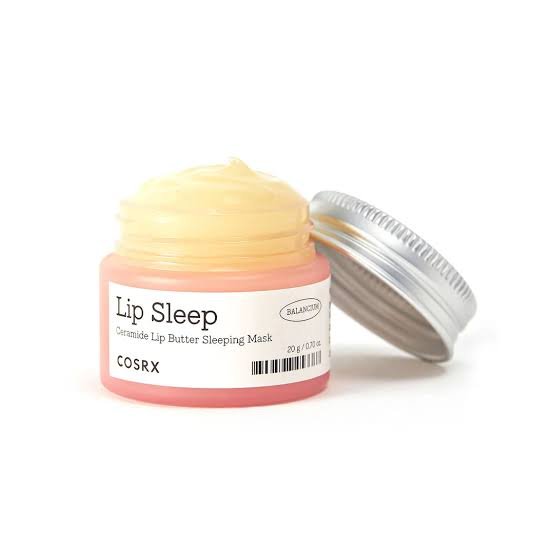 # COSRX Balancium Ceramide Lip Butter Sleeping Mask lūpų kaukė su keramidais, 20 g **COSRX Balancium Ceramide Lip Butter Sleeping Mask** – intensyviai maitinanti lūpų kaukė su sviestine tekstūra, skirta sausoms, suskeldėjusioms ir drėgmę praradusioms lūpoms. Formulė su taukmedžio sviestu, natūralios kilmės keramidu NP ir augaliniais aliejais padeda atkurti lūpų apsauginį barjerą, intensyviai drėkina ir suteikia ilgalaikį komforto pojūtį. Ši bekvapė, bespalvė ir nelipni lūpų kaukė gali būti naudojama tiek kaip intensyvi naktinė priežiūros priemonė, tiek kaip kasdienis lūpų balzamas. **COSRX Balancium Ceramide Lip Butter Sleeping Mask** padeda apsaugoti lūpas nuo išsausėjimo, oro sąlygų poveikio ir drėgmės praradimo, todėl lūpos išlieka minkštos ir glotnios visą dieną. Reguliariai naudojant lūpos tampa švelnesnės, elastingesnės ir geriau apsaugotos nuo išsausėjimo. Maitinamoji formulė padeda sumažinti šerpetojimą ir palaiko sveiką lūpų išvaizdą. ## Kodėl verta rinktis šią lūpų kaukę? * Intensyviai drėkina sausas ir suskeldėjusias lūpas. * Padeda atkurti ir stiprinti apsauginį lūpų barjerą. * Maitina ir minkština lūpų odą. * Mažina šerpetojimą ir sausumo pojūtį. * Tinka naudoti tiek dieną, tiek naktį. * Nelipni, bespalvė ir bekvapė formulė. * Padeda apsaugoti nuo drėgmės praradimo. * Suteikia ilgalaikį komforto pojūtį. ## Kam tinka? Ši lūpų kaukė rekomenduojama, jei: * lūpos sausos, šiurkščios arba šerpetoja; * lūpos suskeldėjusios dėl šalčio, vėjo ar sauso oro; * ieškote intensyviai maitinančios lūpų priežiūros priemonės; * norite vienos priemonės, kuri tiktų ir kaip lūpų balzamas, ir kaip naktinė kaukė; * siekiate stipresnio lūpų apsauginio barjero. ## Rezultatas reguliariai naudojant Reguliariai naudojant **COSRX Balancium Ceramide Lip Butter Sleeping Mask**, lūpos tampa intensyviai sudrėkintos, minkštos ir glotnios. Sumažėja sausumas, šerpetojimas ir tempimo pojūtis, o apsauginis lūpų barjeras tampa stipresnis ir geriau išlaiko drėgmę. ## Pagrindinės veikliosios medžiagos **Taukmedžio sviestas (Shea Butter)** intensyviai maitina lūpas, minkština jų odą ir padeda apsaugoti nuo išsausėjimo. Jame gausu riebalų rūgščių ir vitaminų, kurie palaiko sveiką lūpų būklę. **Natūralios kilmės keramidas NP (Ceramide NP)** stiprina apsauginį lūpų barjerą, padeda išlaikyti drėgmę ir apsaugo nuo neigiamo aplinkos poveikio. **Simondsijų aliejus (Jojoba Seed Oil)** ir **mangų sėklų sviestas (Mango Seed Butter)** maitina, ramina ir glotnina lūpas, suteikdami joms daugiau švelnumo. **Kokosų aliejus (Coconut Oil)** ir **ricinų sėklų aliejus (Castor Seed Oil)** padeda išlaikyti lūpas sudrėkintas, suteikia komforto pojūtį ir lengvai pasiskirsto ant lūpų neapsunkindami jų. | **ODOS TIPAS** | TINKA VISIEMS ODOS TIPAMS | | ---------------- | -------------------------------------------- | | **Kada naudoti** | Dieną pagal poreikį arba vakare prieš miegą. | ## Produkto informacija * **Prekės ženklas:** COSRX * **Produkto tipas:** Lūpų kaukė * **Talpa:** 20 g * **Kilmės šalis:** Pietų Korėja * **Galiojimo laikas:** Nurodytas ant pakuotės. ## Dažniausiai užduodami klausimai **Ar šią priemonę galima naudoti vietoje lūpų balzamo?** Taip, ji puikiai tinka naudoti kaip kasdienis lūpų balzamas arba intensyvi naktinė lūpų kaukė. **Ar formulė lipni?** Ne, priemonė pasižymi nelipnia sviestine tekstūra, kuri suteikia komforto pojūtį. **Ar ši lūpų kaukė turi kvapą ar spalvą?** Ne, formulė yra bekvapė ir bespalvė, todėl tinka ieškantiems minimalistinės lūpų priežiūros. **Focus Keyphrase:** COSRX Balancium Ceramide Lip Butter Sleeping Mask **SEO Title:** COSRX Balancium Ceramide Lip Butter Sleeping Mask | Lūpų kaukė 20 g **Meta Description:** COSRX Balancium Ceramide Lip Butter Sleeping Mask – intensyviai drėkinanti lūpų kaukė su keramidais ir taukmedžio sviestu. Maitina, stiprina barjerą ir saugo nuo išsausėjimo. **ALT tekstas:** COSRX Balancium Ceramide Lip Butter Sleeping Mask lūpų kaukė 20 g. **Žymės:** COSRX, COSRX Balancium Ceramide Lip Butter Sleeping Mask, lūpų kaukė, naktinė lūpų kaukė, lūpų balzamas, Ceramide NP, taukmedžio sviestas, sausų lūpų priežiūra, suskeldėjusių lūpų priežiūra, lūpų drėkinimas, K-Beauty, korėjietiška kosmetika. ## Naudojimas Kaip lūpų balzamą – tepkite ploną sluoksnį ant lūpų dienos metu pagal poreikį. Kaip naktinę lūpų kaukę – prieš miegą užtepkite gausesnį sluoksnį ir palikite veikti per naktį. Pakartotinai naudokite kiekvieną kartą, kai lūpos jaučiasi sausos, sudirgusios ar praradusios drėgmę.